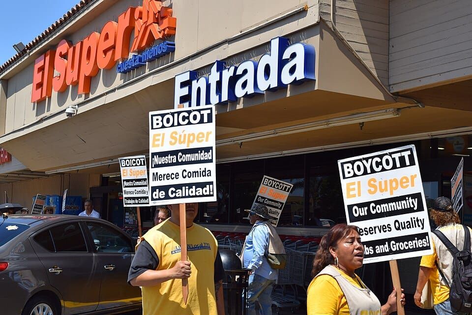 Picketers in front of an Oxnard, California supermarket carrying signs that read Boycott in English and Boicot in Spanish