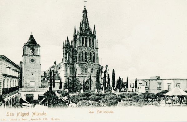 Eine historische Fotografie, die La Parroquia in San Miguel de Allende zeigt.
