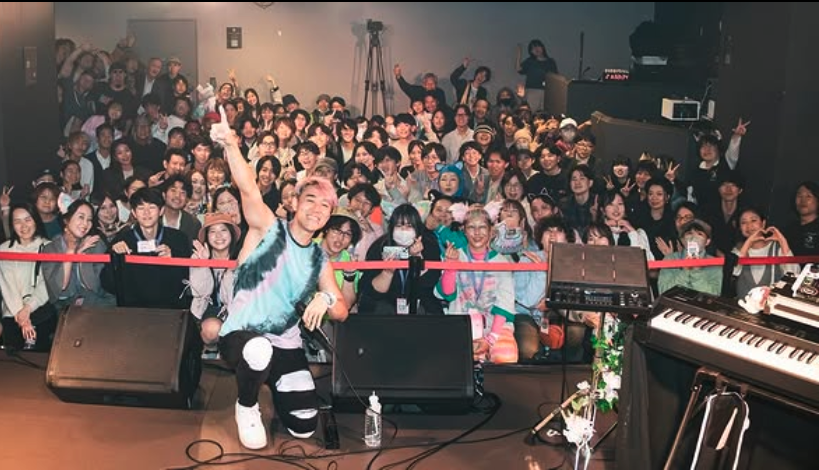 Gene Shinozaki at a performance in Japan. (Credit SpiderHorseJP, Sunao Beat)