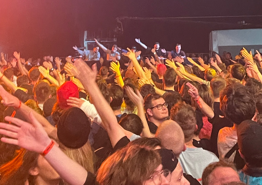 Judges vote on a battle