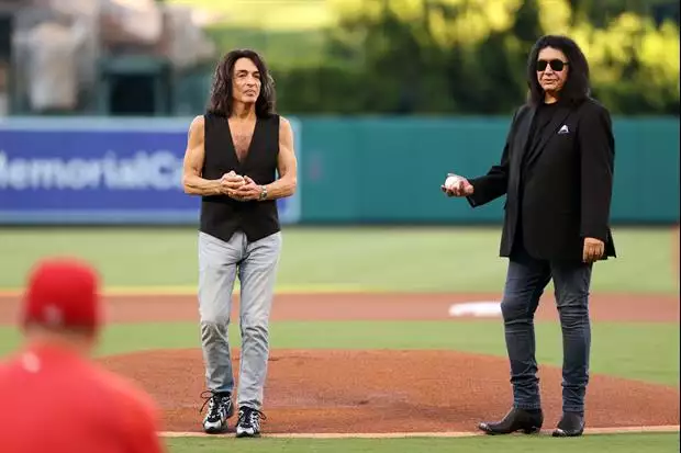 KISS legend Gene Simmons trolled former LSU QB Jayden Daniels over the No. 5 jersey controversy after…