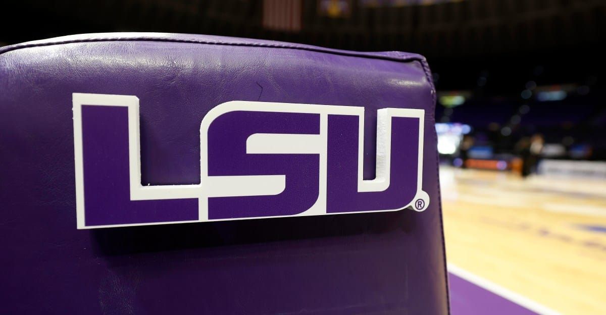 LSU right tackle Weston Davis returned to practice Monday and resumed his spot with the first-team offensive…