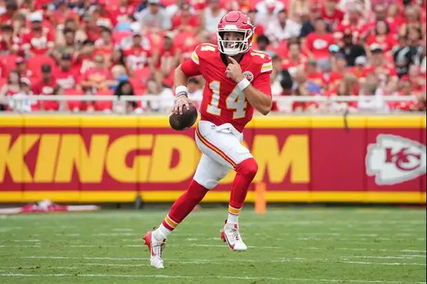 Former LSU QB Garrett Nussmeier, the Chiefs' seventh-round pick in the 2026 NFL Draft, threw a Patrick…
