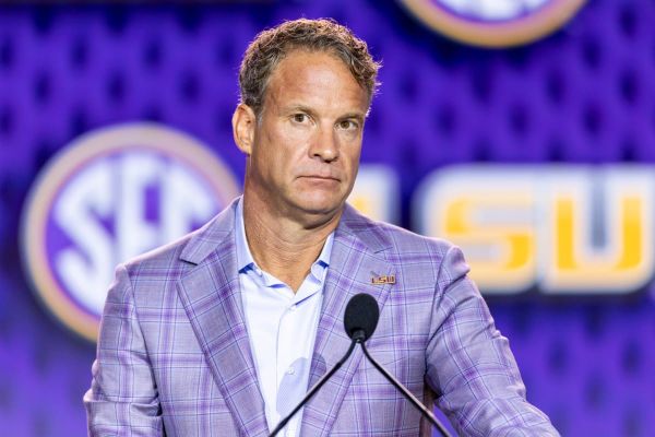 VIDEO: Kiffin’s leaked Clemson halftime rant — up 31–3 and still screaming. ‘The whole world hates you.’ Prefer native. Language NSFW. (Pardon My Take / Newsweek)