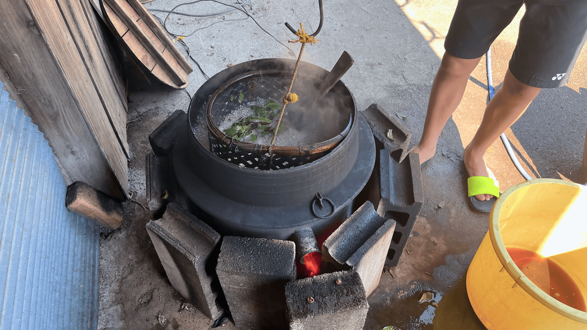 Boiling the leaves during the Awabancha process. Boiling time? Until they change colour.