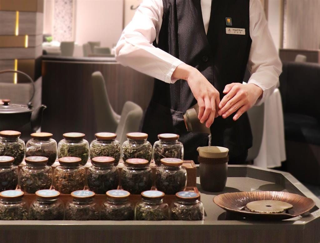 《食力》亞都麗緻大飯店「親自培育侍茶師」提供意象最經典專屬服務