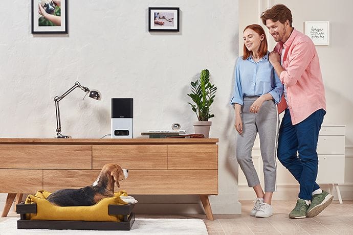 Petcube Bites pet camera, couple and Beagle