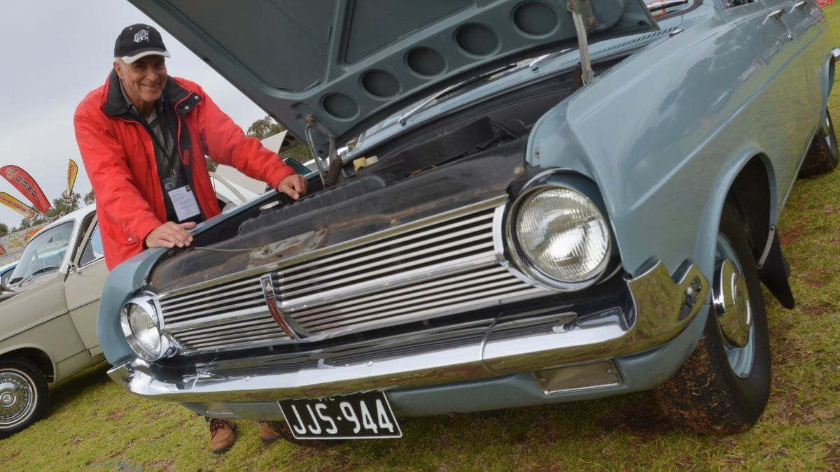 Holden lovers converge on Murray Bridge for HD/HR nationals