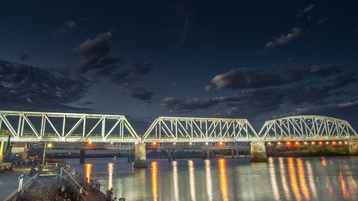 If Murray Bridge community wants to light up rail bridge, its owners will listen