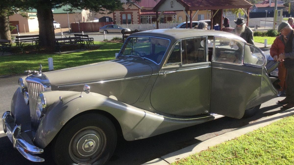 Murray Bridge car club goes on Middleton pub run