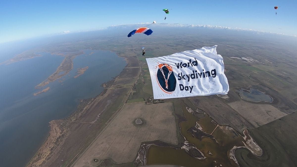Skydivers join world record attempt at Wellington