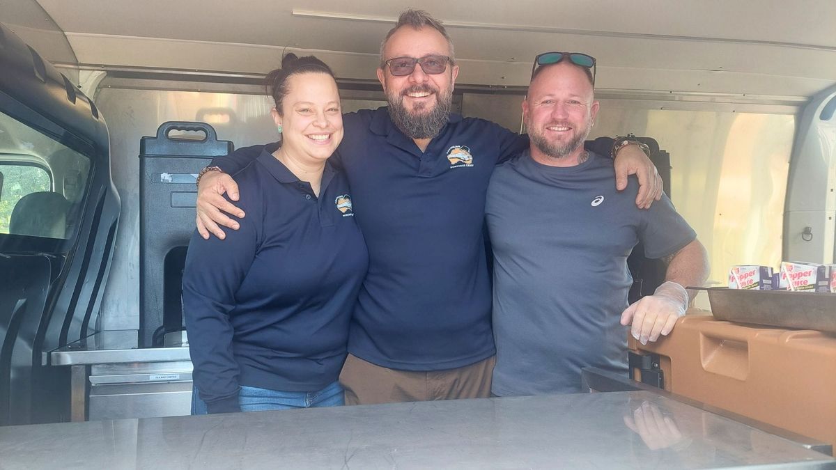 Van of Hope: Sons of Monacilioni share free meals in Murray Bridge