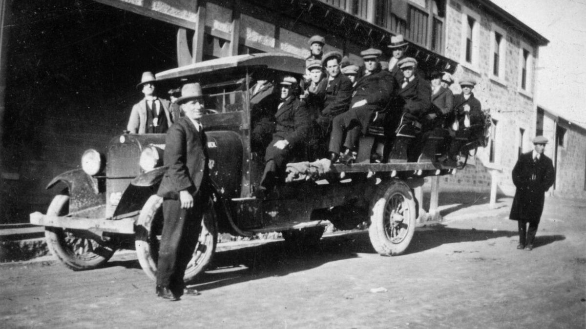 Century-old footy trip photos show Murray Bridge as it was in 1925