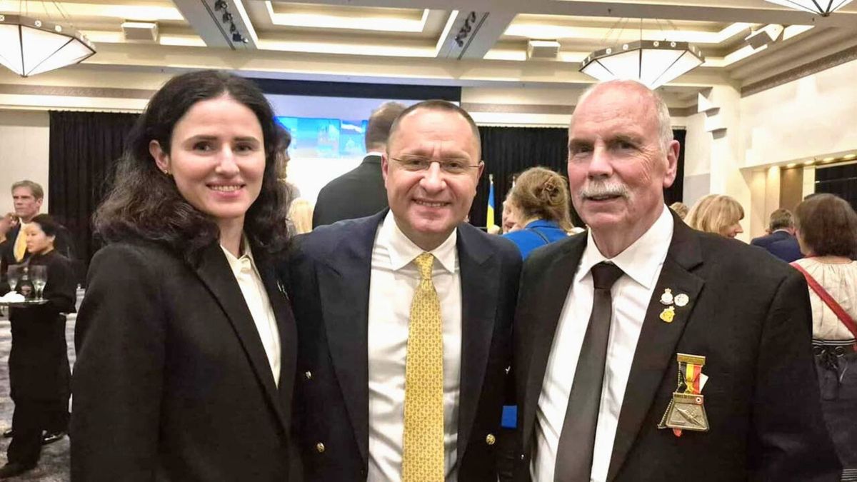 Bow made at Tailem Bend will be presented to Ukrainian president