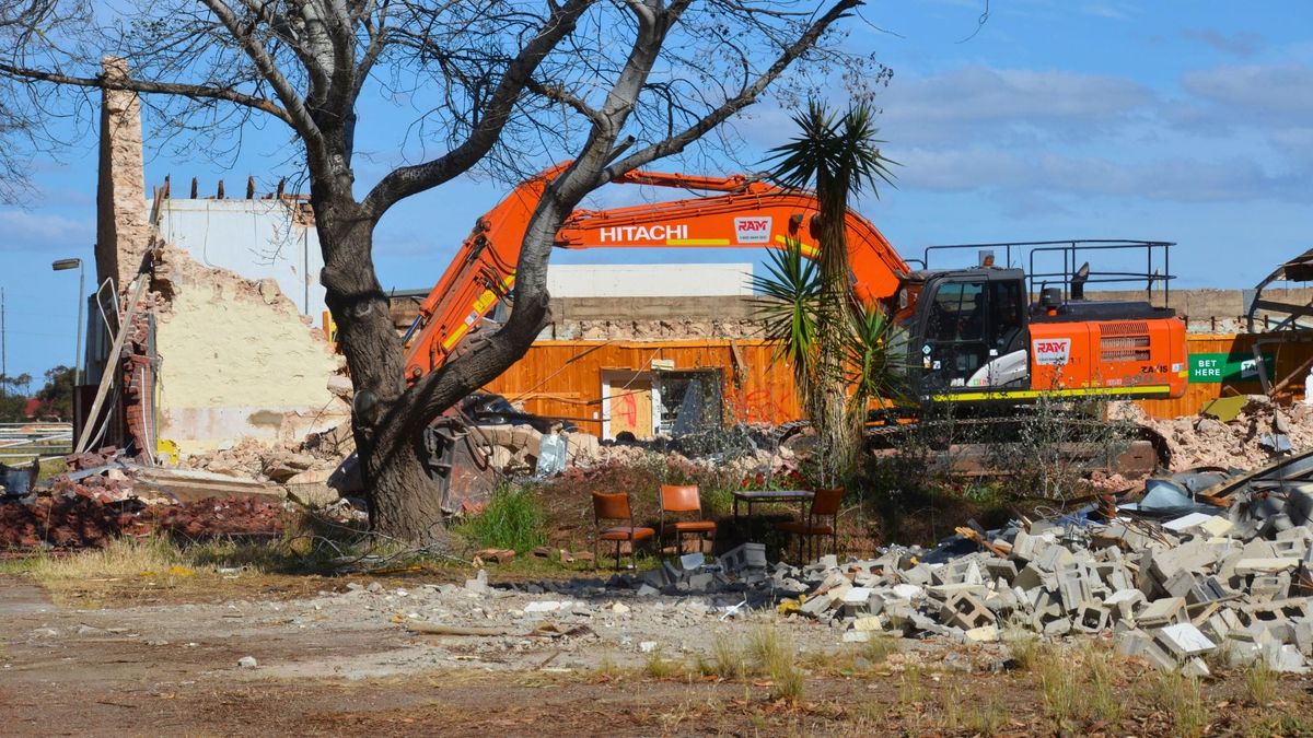 Two Murray Bridge landmarks demolished after years of neglect