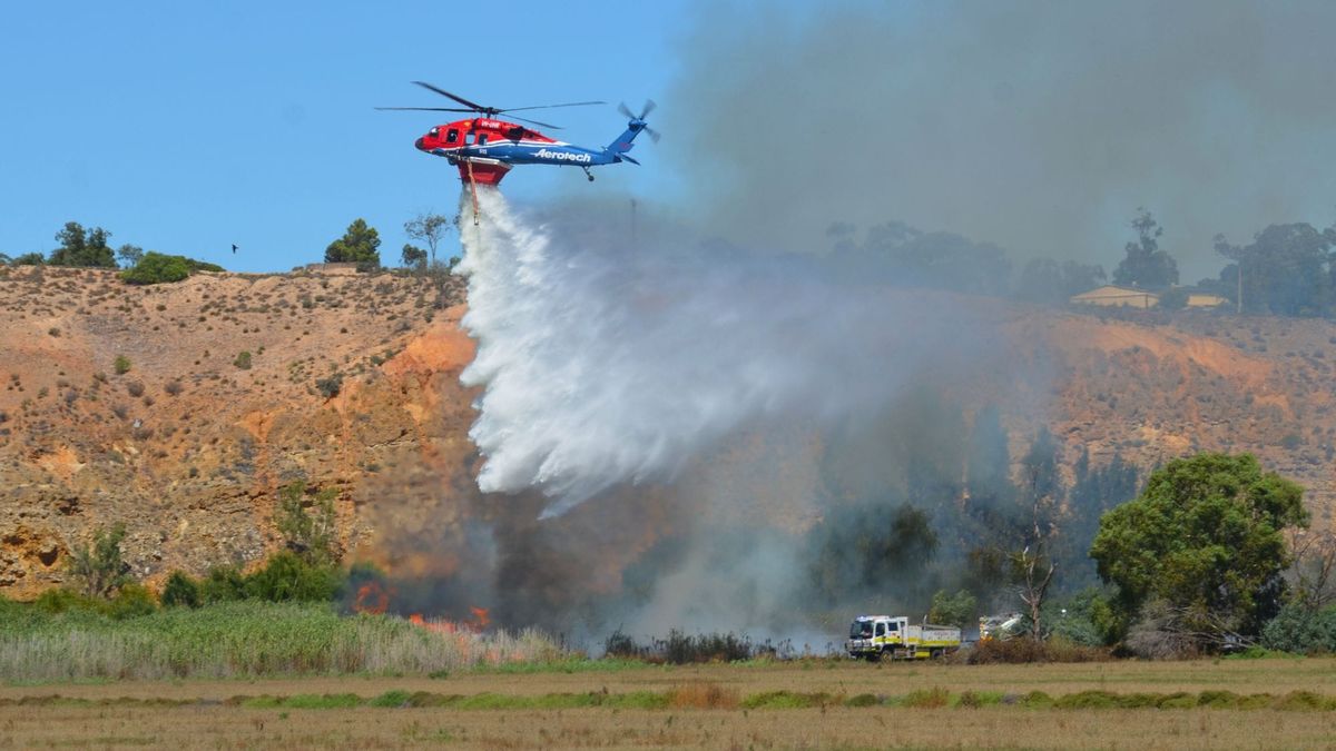 Fire at Mobilong smothers Murray Bridge in smoke