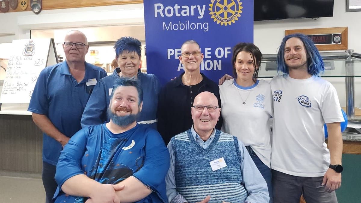 Murray Bridge locals shave, cut, colour and stand together for a cause