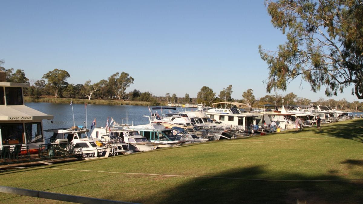 Boat owners will parade past Murray Bridge
