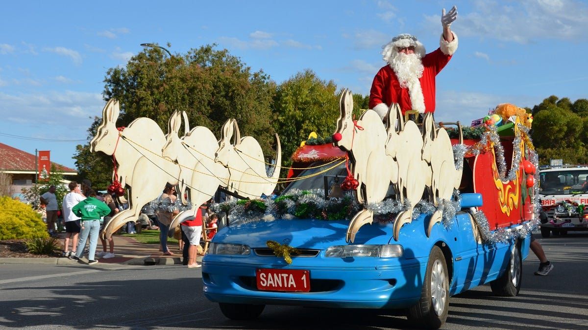 Father Christmas returns to Tailem Bend in 2022 parade