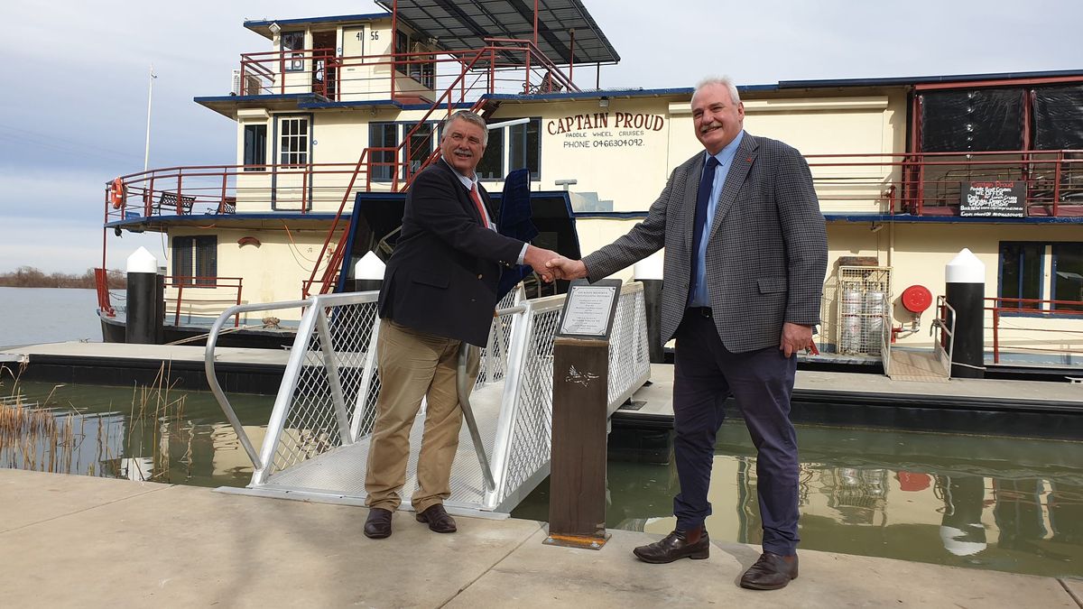 Riverboat age returns as Tailem welcomes first cruise in years