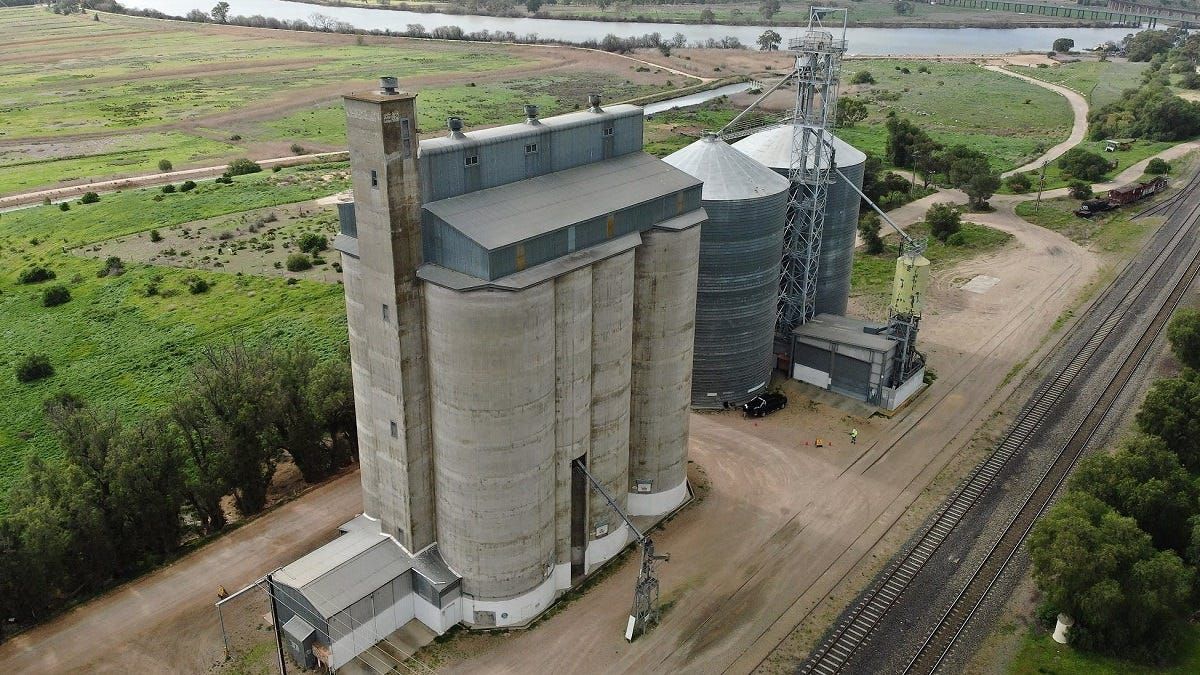 What should be painted on Murray Bridge's silos?