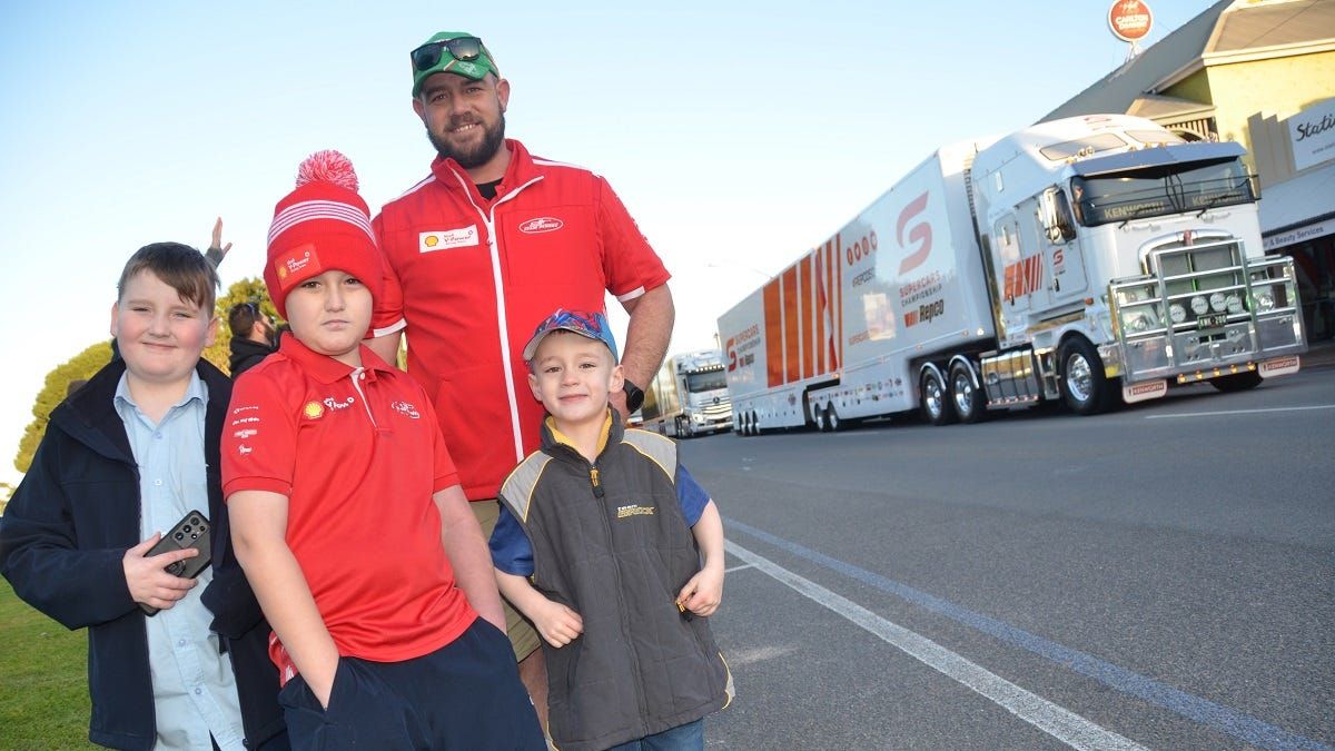 Transporter parade gets Tailem Bend into gear for Supercars race