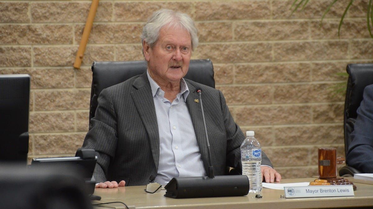 Brenton Lewis farewelled at his last Murray Bridge council meeting