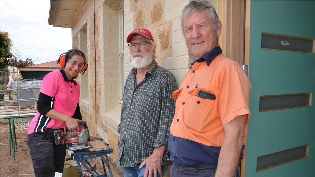 Volunteers prepare units for Murray Bridge youth experiencing homelessness