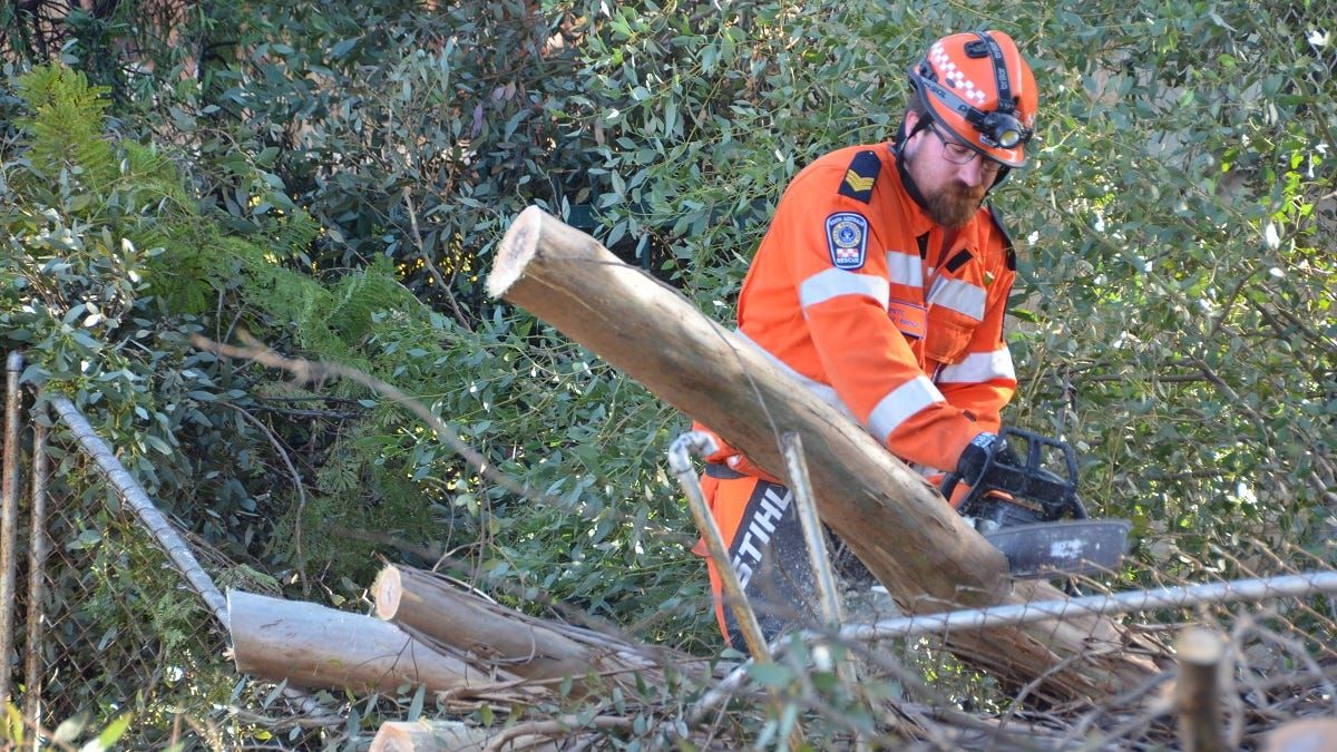 Wind storm gives Murray Bridge SES a busy weekend