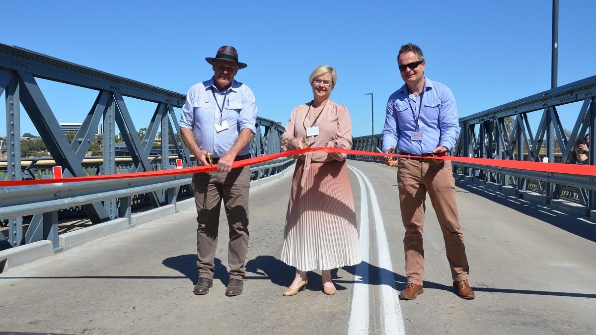 Old Murray Bridge reopens to two-way traffic