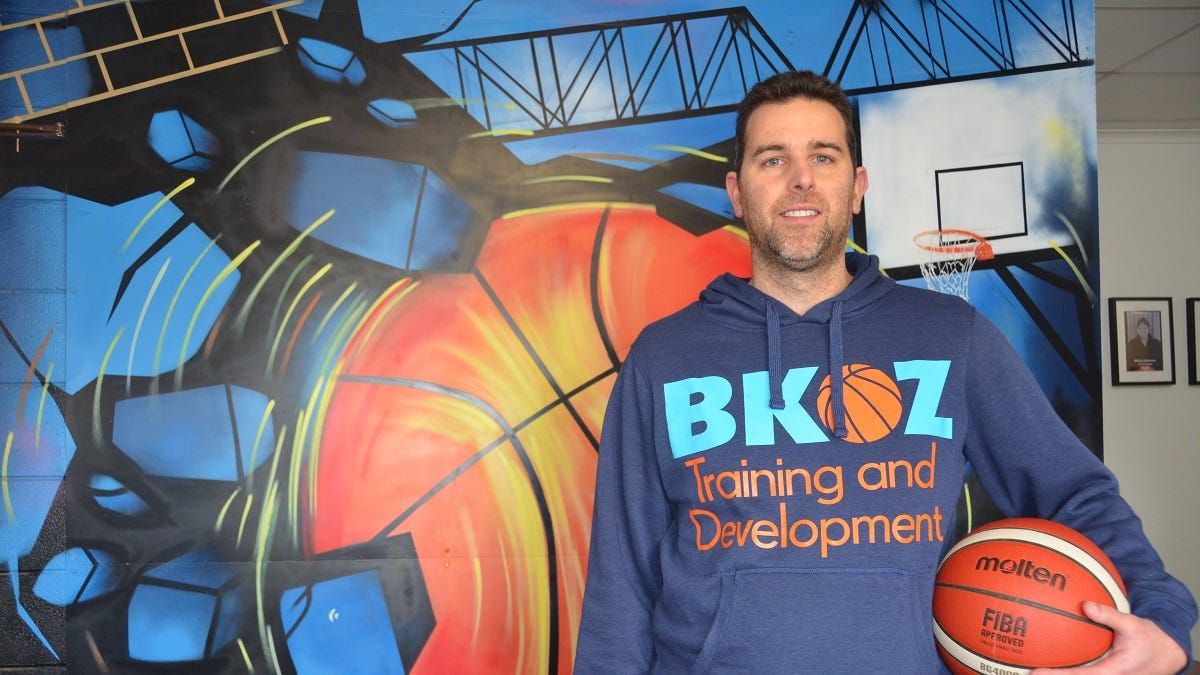 Grateful dad offers Murray Bridge community free basketball coaching