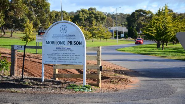 Police crack down on smugglers at Mobilong Prison