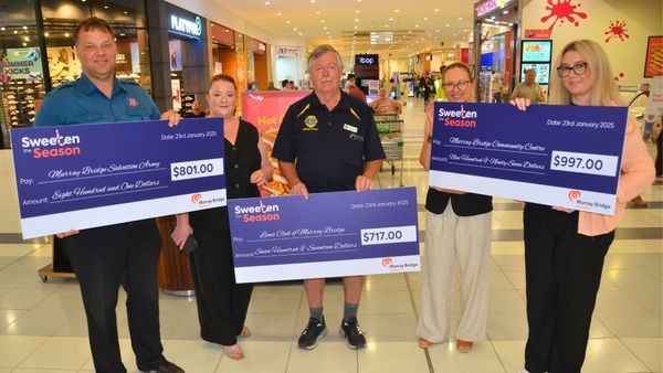 Shoppers raise $2500 for Murray Bridge community groups
