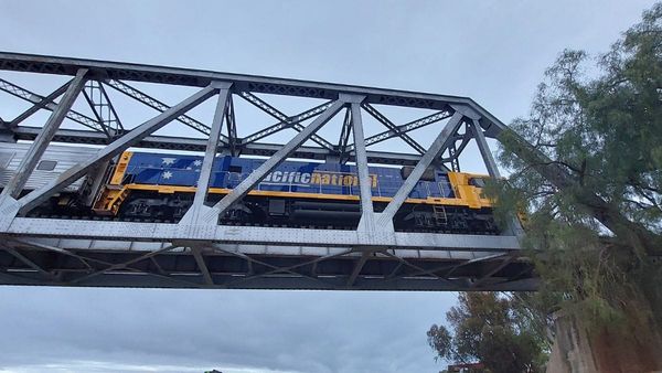 Fire causes delay on Murray Bridge train tracks