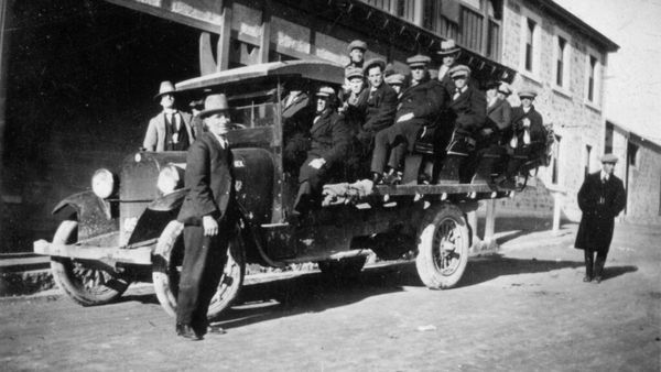 Century-old footy trip photos show Murray Bridge as it was in 1925
