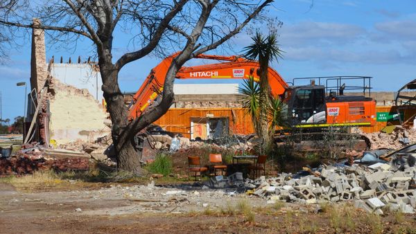 Two Murray Bridge landmarks demolished after years of neglect