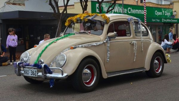 Auto collectors club dresses up cars for the Christmas pageant