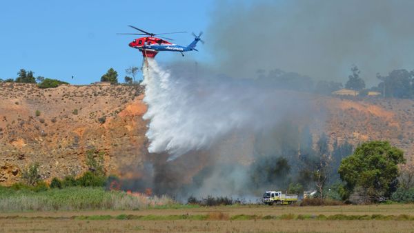 Fire at Mobilong smothers Murray Bridge in smoke