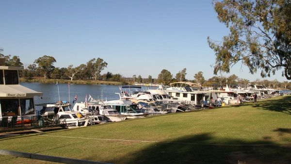 Boat owners will parade past Murray Bridge