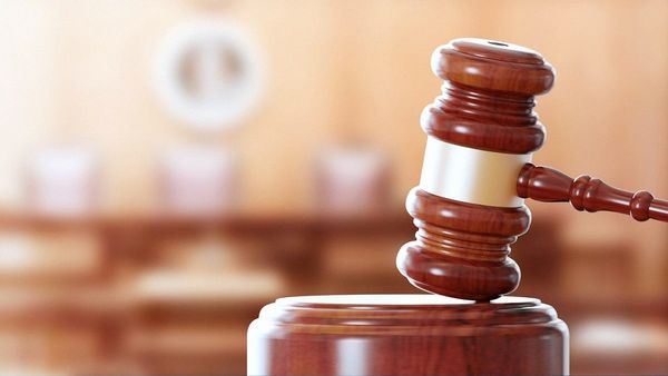 Murray Bridge horse trainer jailed for manipulating teenaged girl