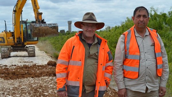 Workers rush to strengthen Lower Murray levees ahead of flood peak