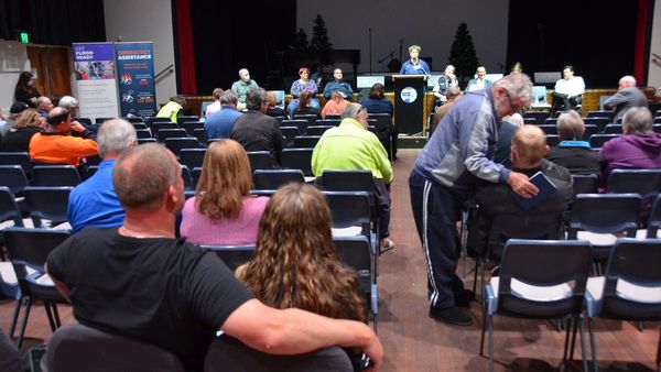 Be prepared and watch out for snakes, Murray Bridge flood meeting hears