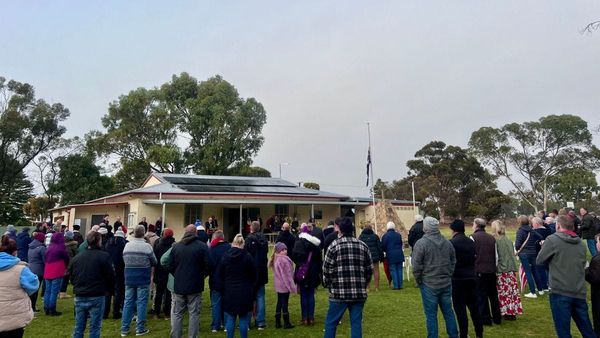 Anzac Day 2024: Wellington community gathers in commemoration