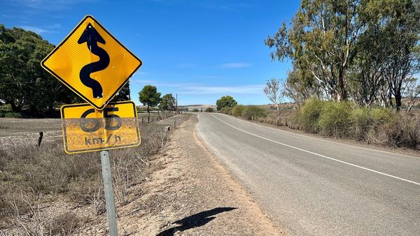 Obey signage as flooded roads reopen, Murray Bridge council urges