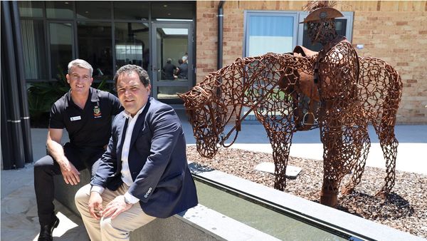 Romani aged care facility receives $10,000 to honour Australian military