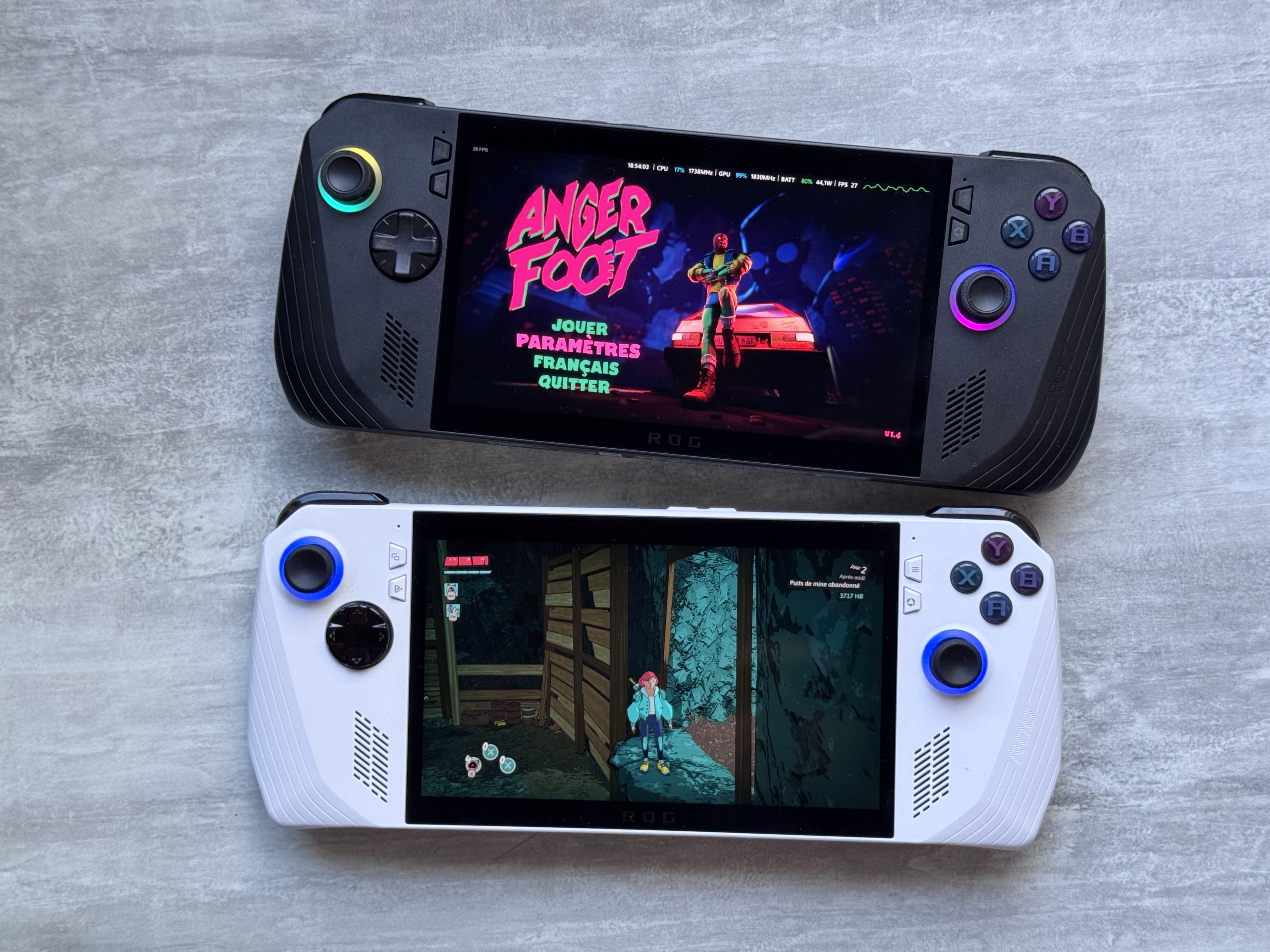 La première Ally (en blanc) et la nouvelle (en noir). Le design se rapproche de plus en plus du Steam Deck. La console ROG Ally X