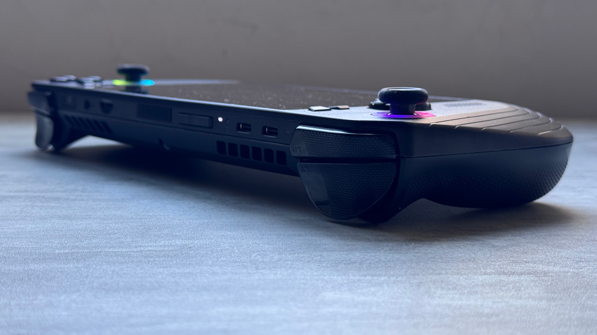 La console est imposante, mais pas ridicule. Notez les duos de ports USB-C, bien pratiques pour utiliser un accessoire en rechargeant sa console. La console ROG Ally X