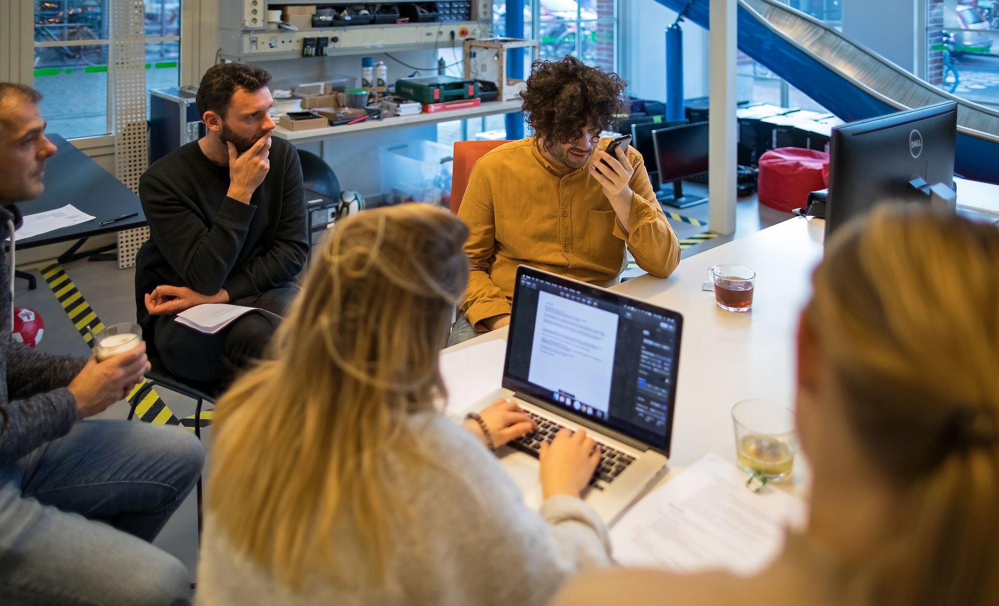 Een slechtziende gebruiker geeft feedback aan designers en developers tijdens de Q42-usabilitytest.