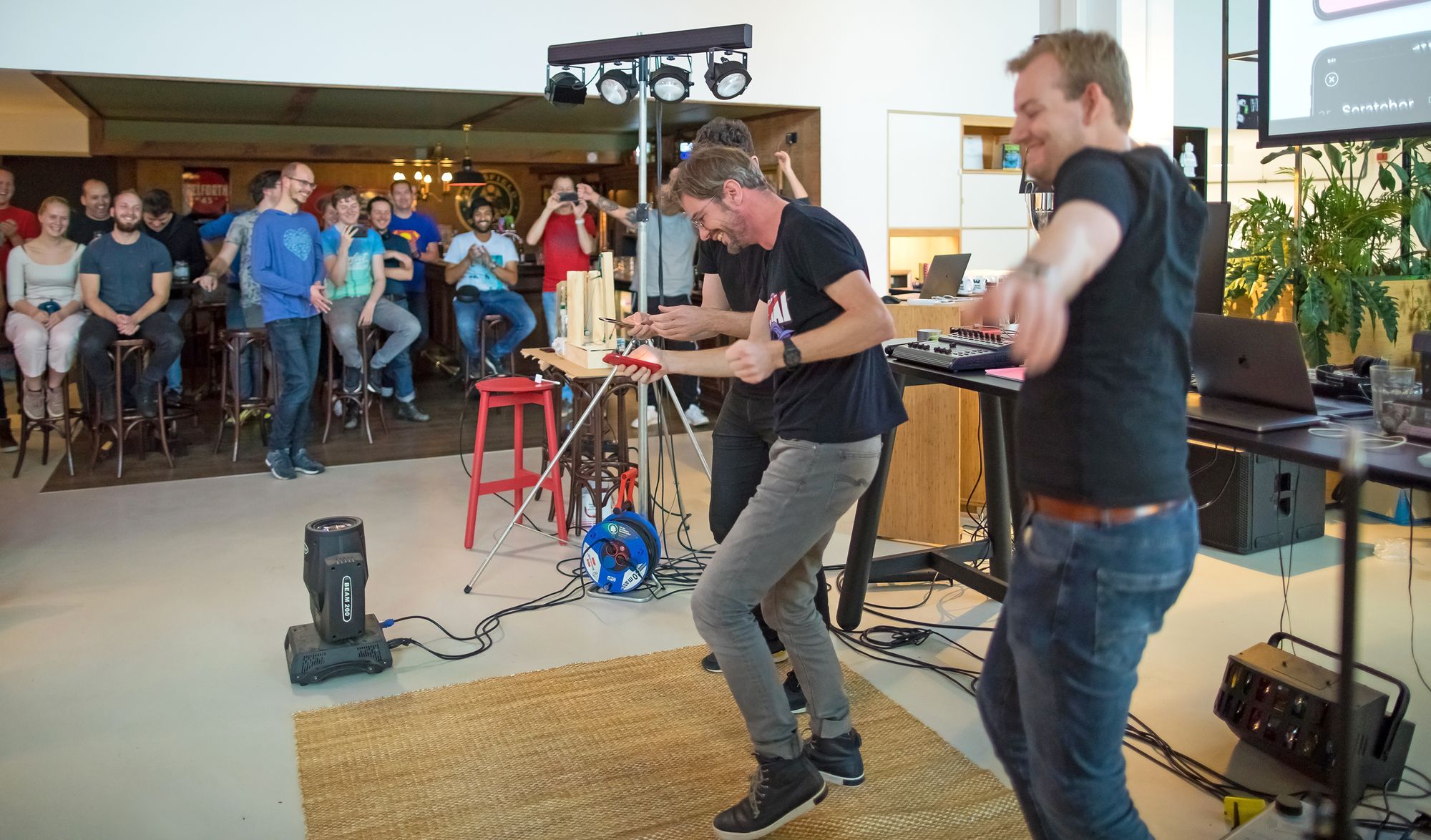 Dansende developers tijdens de demo's van een hackathon bij internetbureau Q42