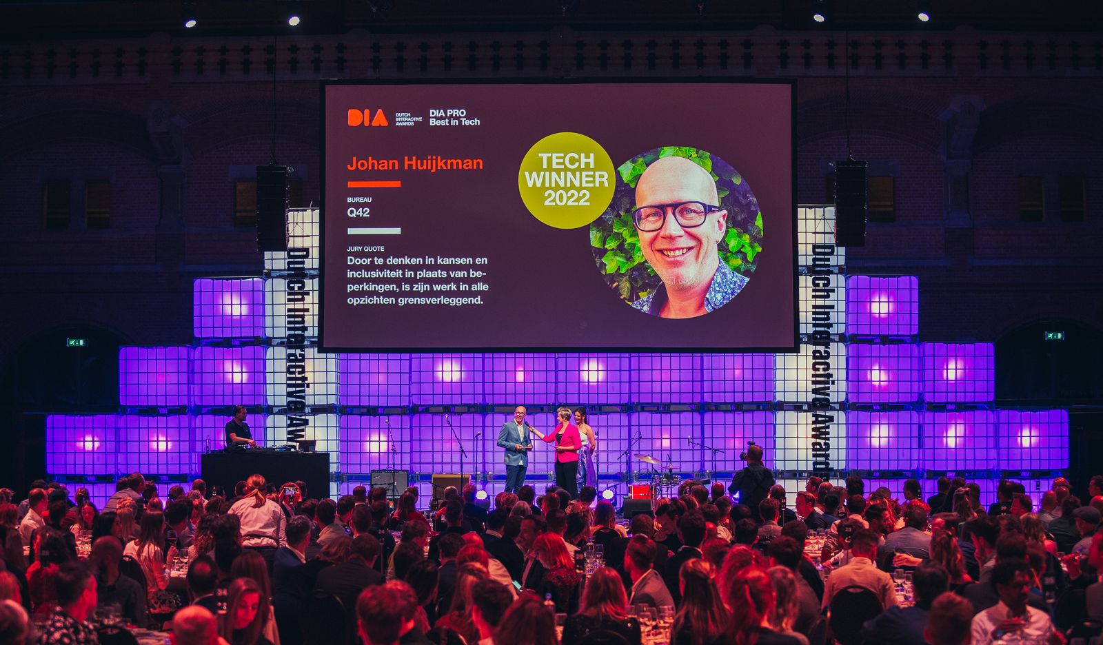 Uitreiking van de DIA Pro Best aan Johan Huijkman voor een zaal met publiek